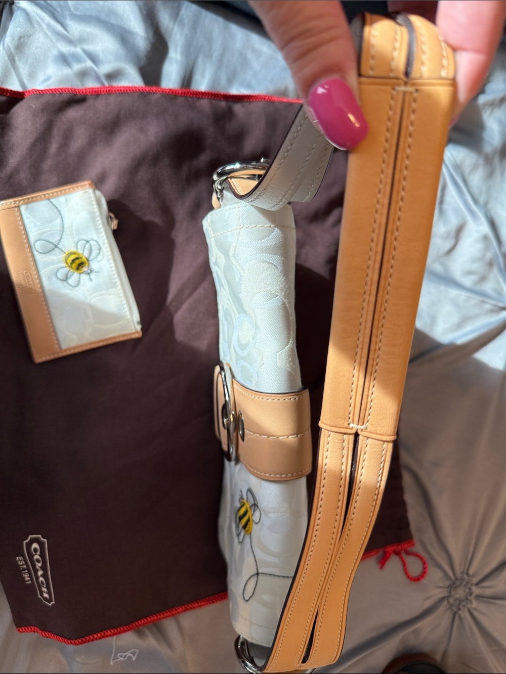 Coach Cream Signature Canvas Shoulder Bag with Tan Trim and Bee Appliqué - Picture 2 of 8